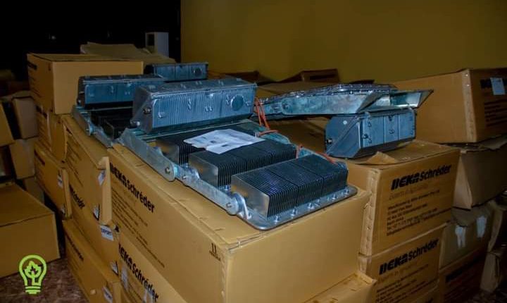 Stade des Martyrs : Serge Nkonde réceptionne des projecteurs LED de type FIFA B 2,4 pour l’éclairage