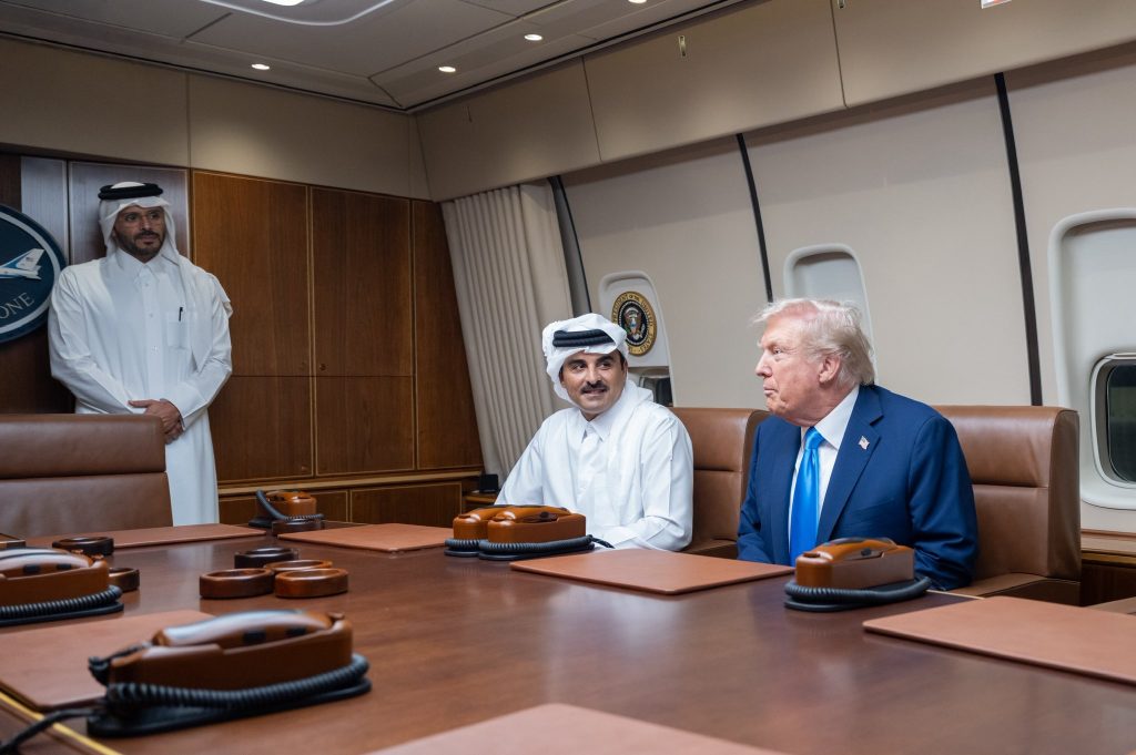 Rencontre historique à bord d’Air Force One : L’émir du Qatar accueille Donald Trump en escale vers la Malaisie