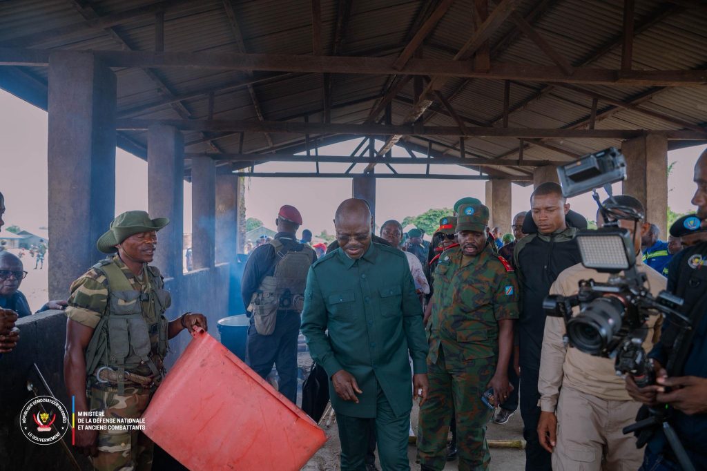 Kisangani : Le Vice-Premier Ministre de la Défense nationale conclut sa visite de terrain auprès des FARDC