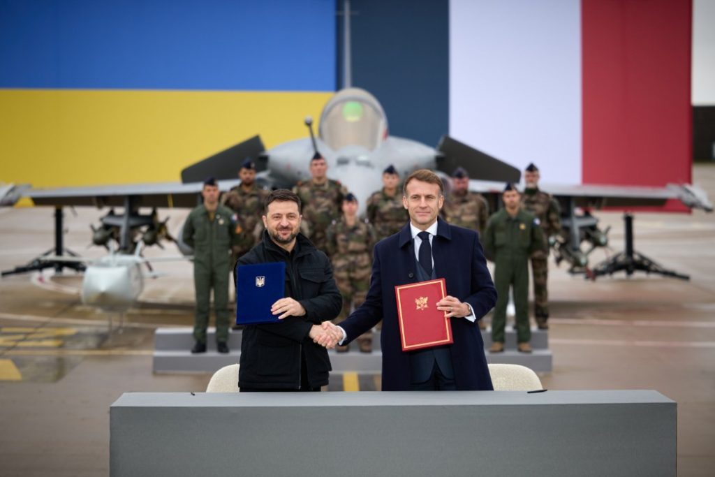 France : Macron et Zelensky ont signé un document autorisant l’Ukraine à acquérir 100 avions Rafale