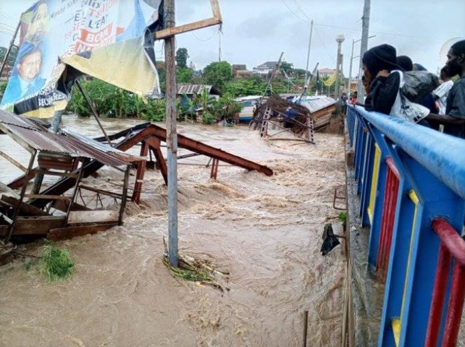 Effondrement du pont de Boma : trois personnes portées disparues après la crue de la rivière Kalamu