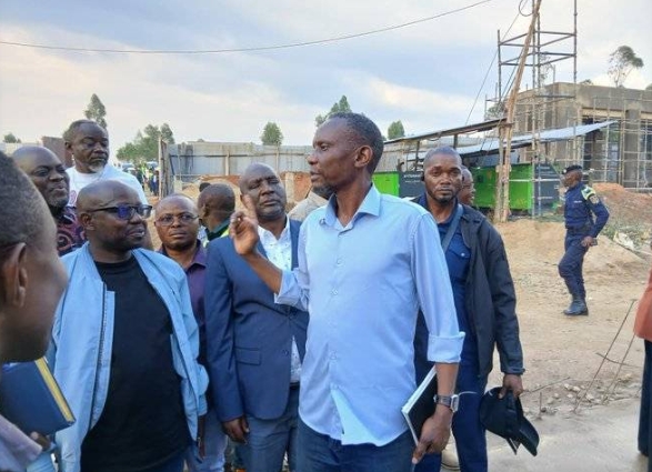 Ituri : le ministre John Banza Lunda inspecte les grands chantiers de développement à Bunia
