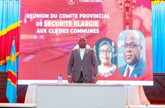 « Kinshasa : Le Vice-Premier Ministre Shabani Lukoo Bihango préside une réunion stratégique pour renforcer la sécurité pendant les fêtes de fin d’année »