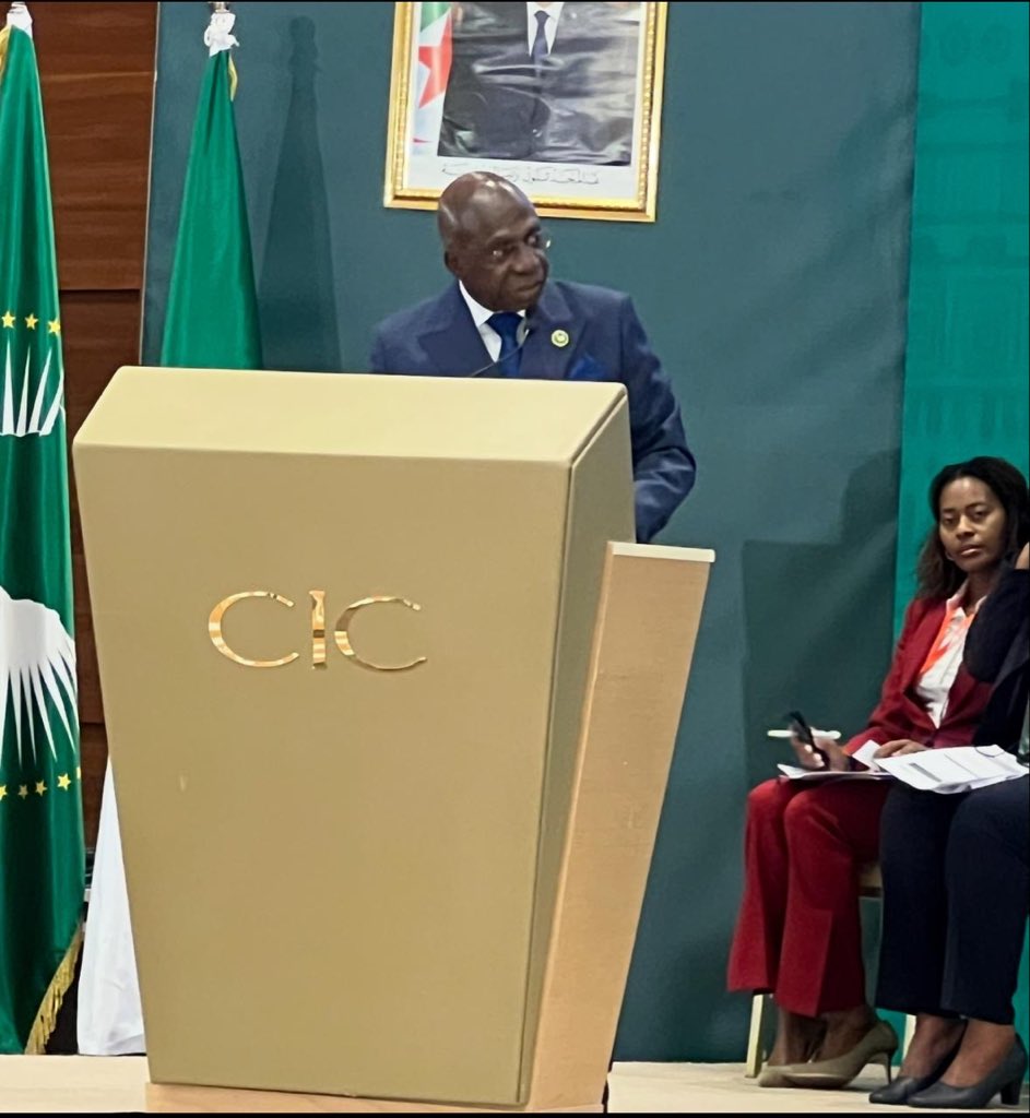 Angola : Téte António renforce la coopération africaine pour la paix à Alger