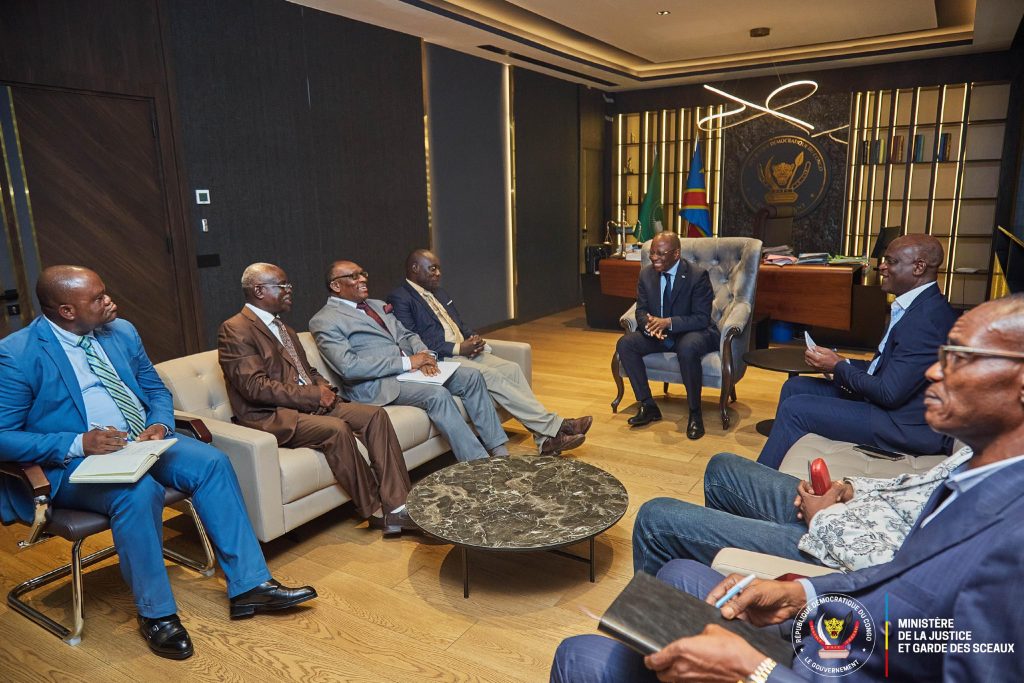 « RDC : Le Ministre de la Justice reçoit les avocats pour améliorer leurs conditions de travail »