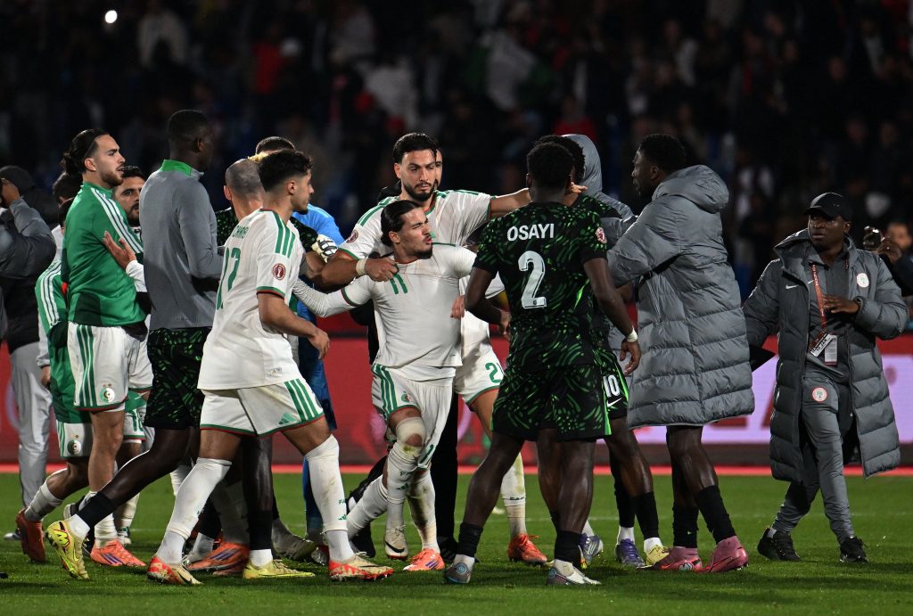 La CAF inflige une amende de 100 000 USD à l’Algérie et suspend 2 joueurs pour les incidents survenus lors du match contre le Nigeria à la CAN 2025