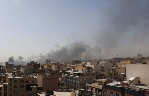 Les Etats-Unis et Israël lancent des frappes massives contre l’Iran De la fumée s'élève à l'horizon après une explosion à Téhéran, en Iran, le samedi 28 février 2026. / AP