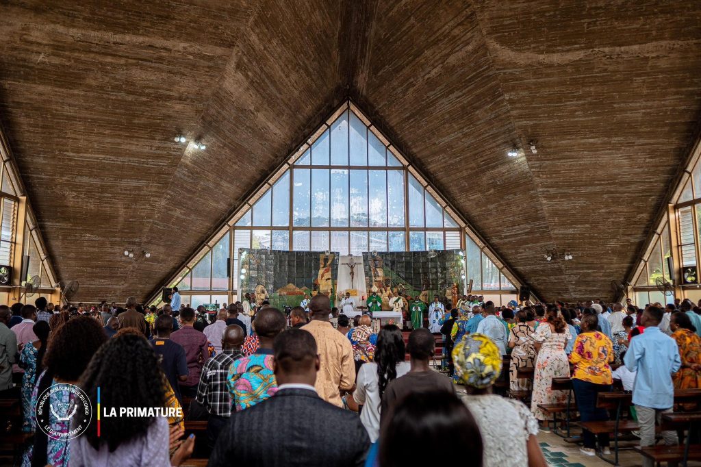 La Première ministre Suminwa participe aux 40 ans du mouvement des mamans catholiques à la paroisse Saint-Sacrement de Delvaux