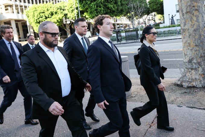 Mark Zuckerberg témoigne dans un procès historique sur la dépendance des jeunes aux réseaux sociaux Mark Zuckerberg, PDG de Meta, arrive au tribunal de Los Angeles pour témoigner dans un procès historique sur la dépendance aux réseaux sociaux.