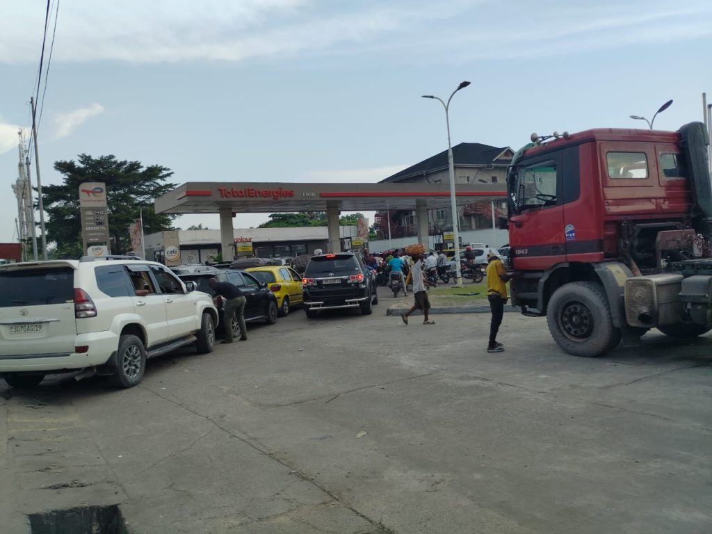 Kinshasa : Des longues files devant les stations-service après les perturbations au détroit d’Ormuz