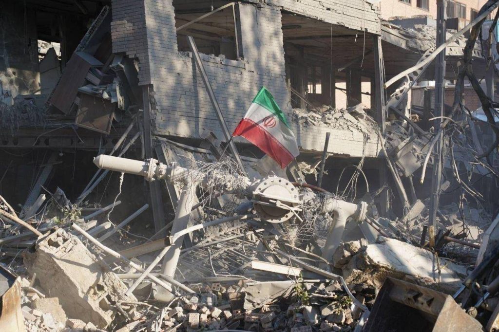 Les forces israélo-américaines ont bombardé le MIT en Iran. Cette attaque fait suite à d'autres attaques contre des universités. 6 avril 2026