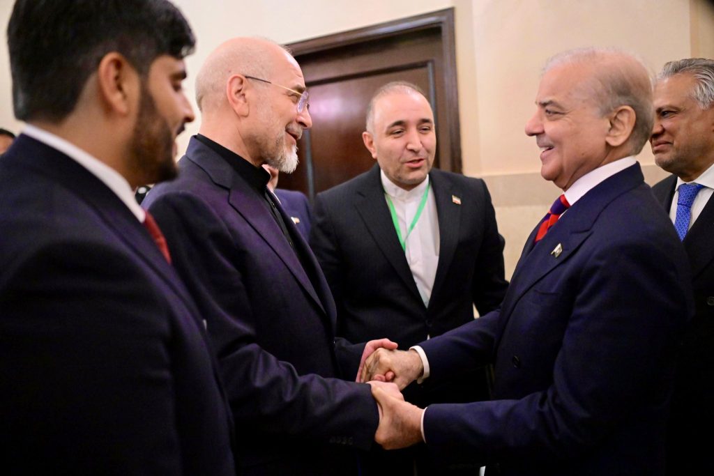 Des négociations Iran–États-Unis à Islamabad : L’accord toujours hors de portée Le Premier ministre pakistanais Muhammad Shehbaz Sharif a tenu une réunion avec la délégation iranienne dirigée par l'Honorable Président de l'Assemblée consultative islamique d'Iran, M. Mohammad Bagher Ghalibaf, dans le cadre des pourparlers d'Islamabad. 11 avril 2026.