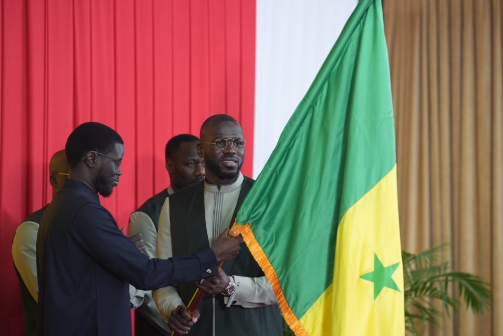 Coupe du Monde FIFA 2026 : Bassirou Diomaye Faye remet le drapeau national aux Lions de la Teranga avant le départ