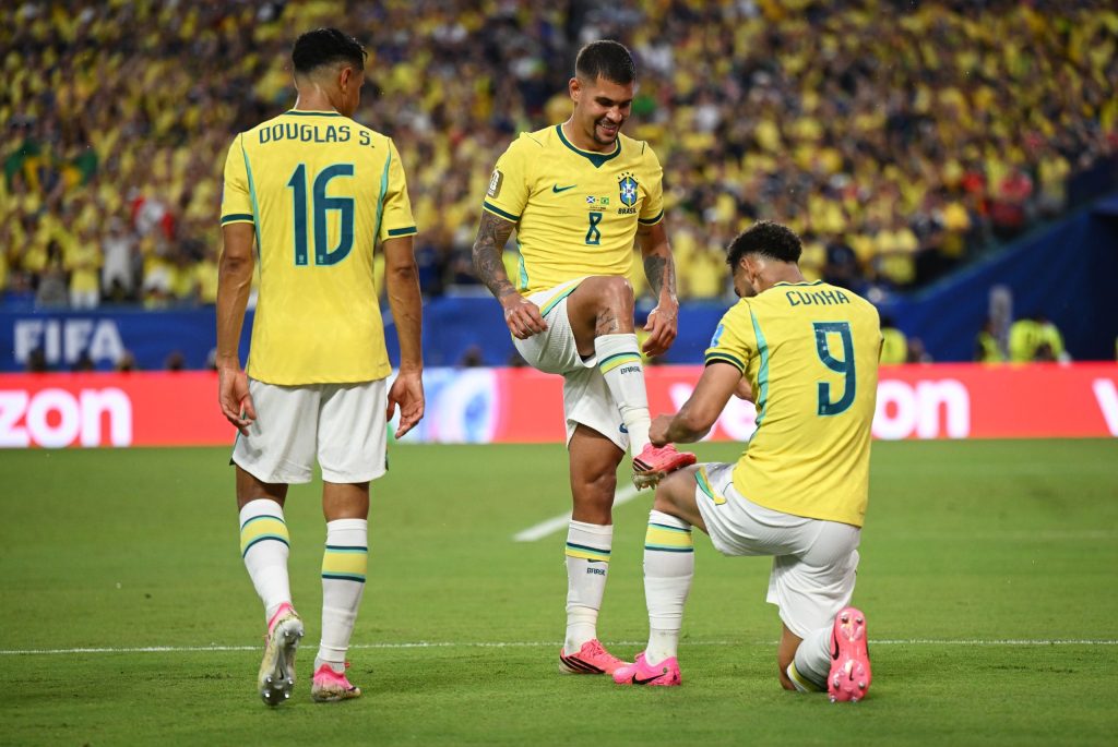 Cunha rend la pareille à Bruno Guimarães en polissant la botte du milieu de terrain. Crédits : Communiqué de presse de la FIFA