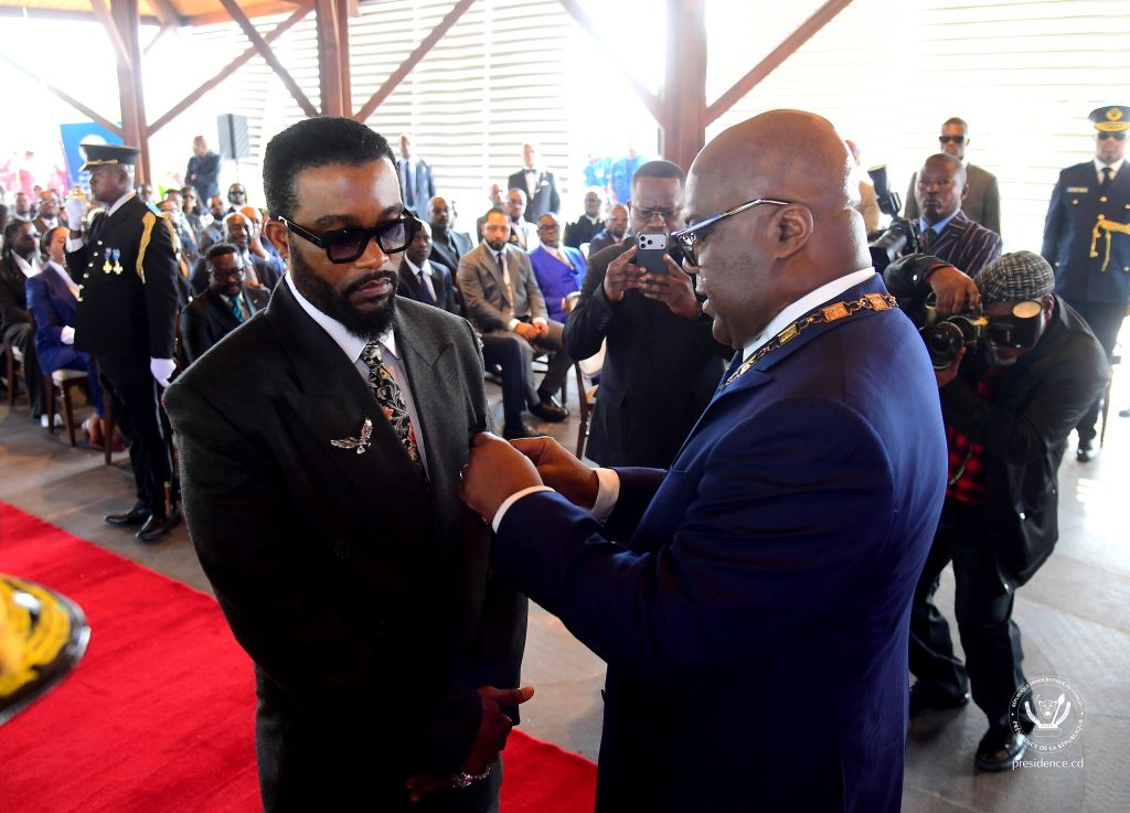 Décoré par Félix Tshisekedi, Fally Ipupa symbole du rayonnement culturel de la RDC après son double stade de France