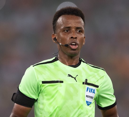 L’arbitre africain Omar Artan dirigera la Super Coupe de l’UEFA Le Somalien Omar Artan arbitrera la Super Coupe de l’UEFA 2026.Visionhaus/Getty Images