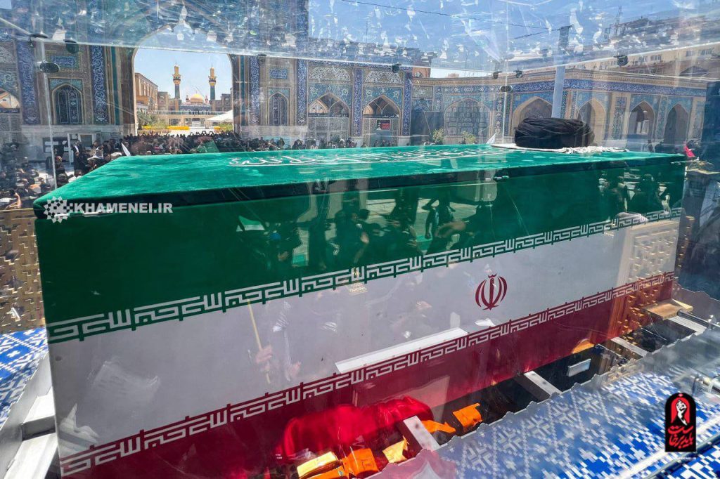 Iran : le cercueil d’Ali Khamenei arrive à Mashhad pour l’ultime hommage au guide suprême assassiné