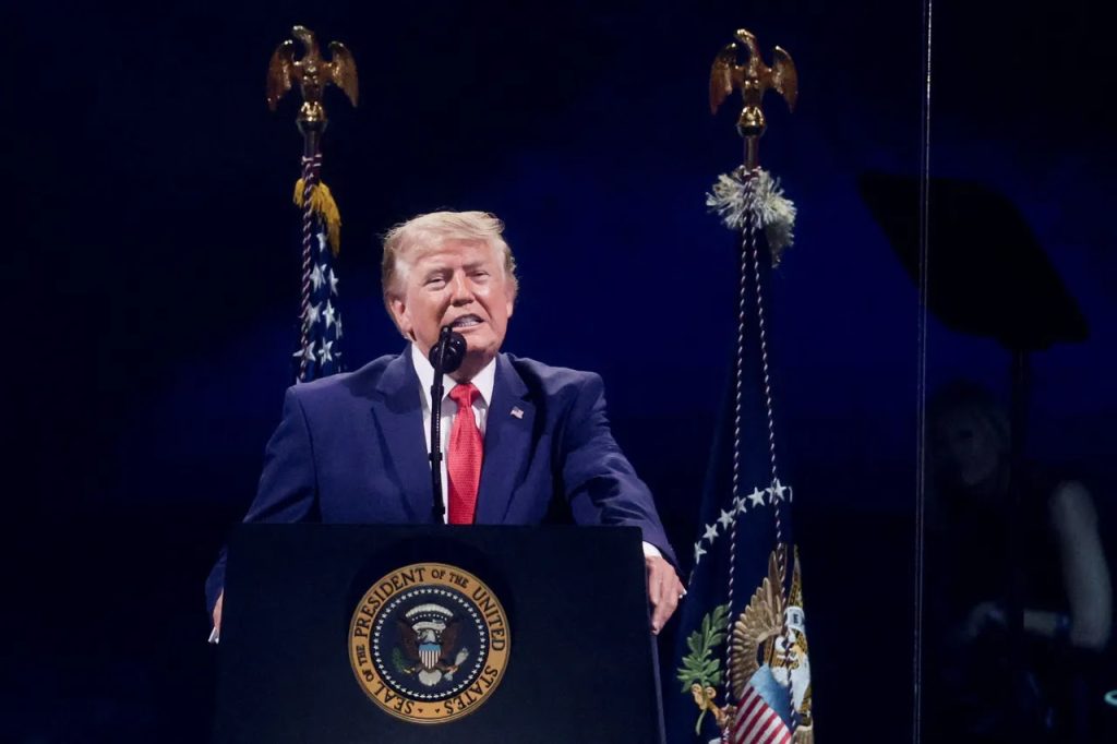 Trump défie les intempéries et célèbre en grande pompe les 250 ans de l’indépendance des États-Unis Trump célèbre le 250e anniversaire de l'indépendance des États-Unis à Washington / Reuters