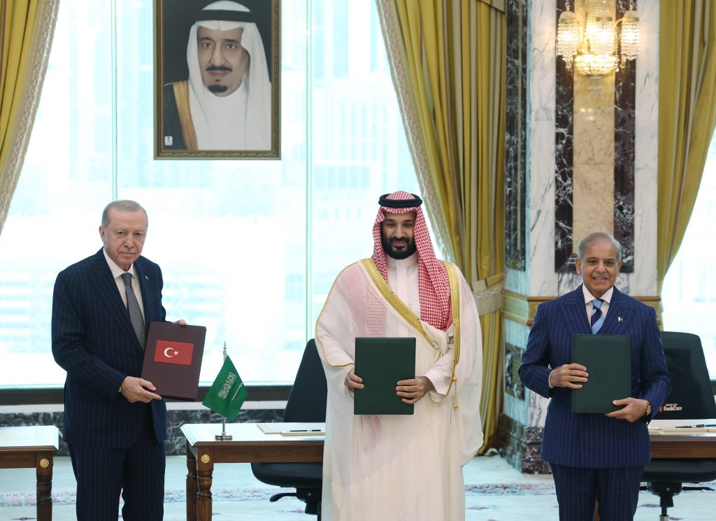 La Turquie, l’Arabie saoudite et le Pakistan signent un accord de défense inédit pour renforcer la dissuasion régionale