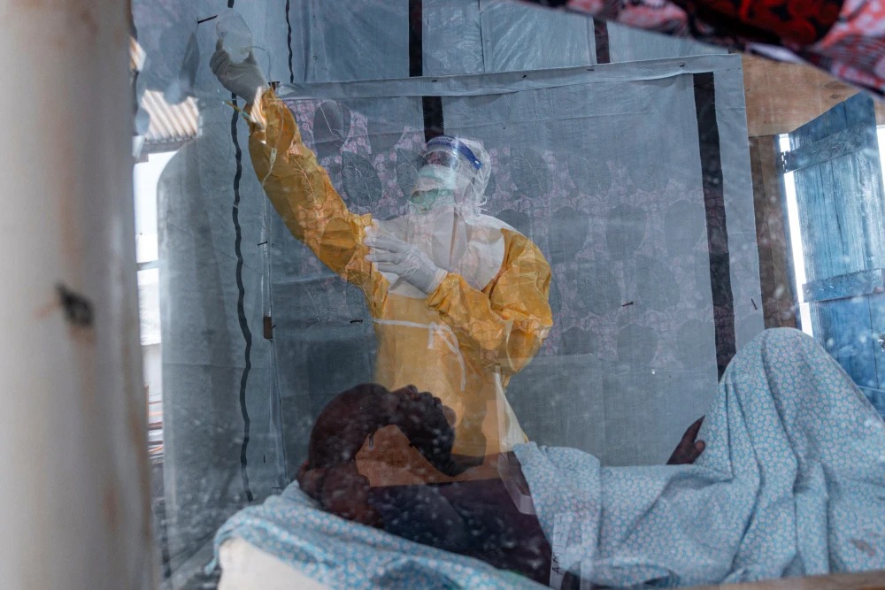 Ebola en RDC : plus de 2 000 morts, le deuxième foyer le plus meurtrier de l’histoire