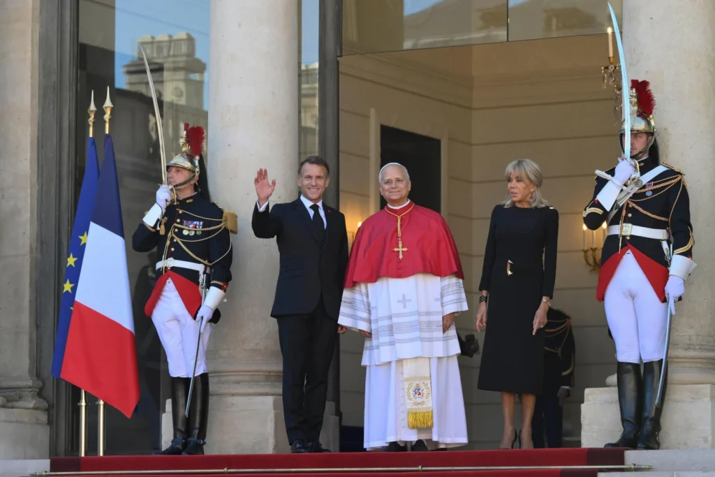Voyage apostolique en France : Le Président Emmanuel Macron accueille le pape Léon XIV à l’Élysée