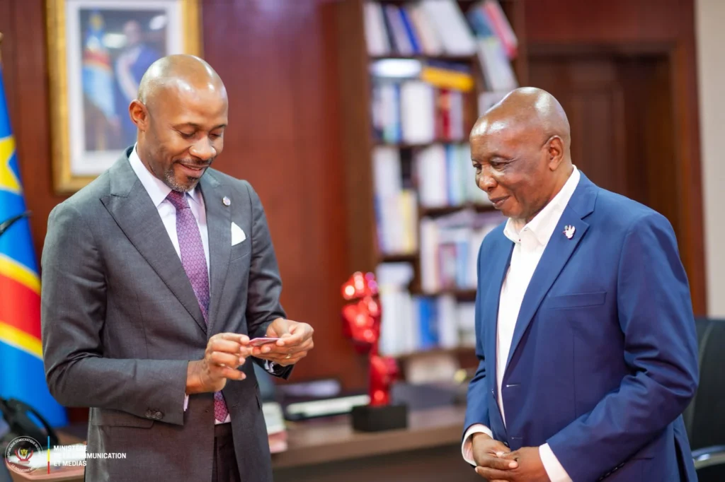 RDC : Patrick Muyaya reçoit sa carte d’honneur de l’UNPC, une étape vers la professionnalisation du journalisme