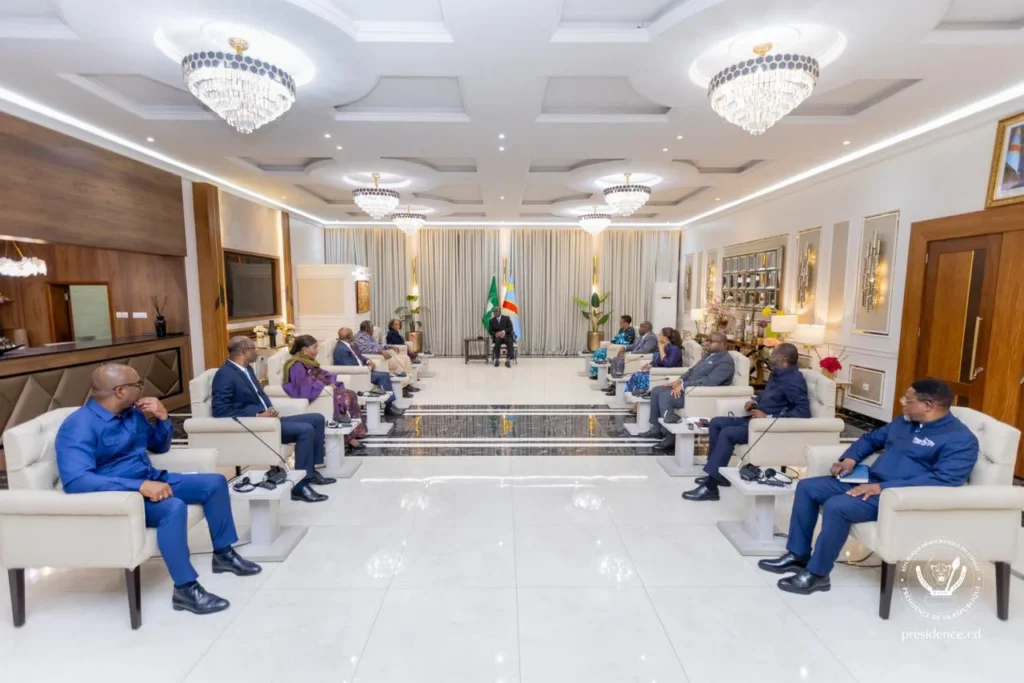 Crise à l’Est de la RDC : Tshisekedi insiste auprès du Panel des facilitateurs de l’UA sur la concrétisation des engagements de Washington et de Doha